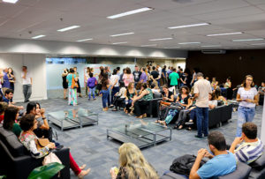 Servidores lotam todo o hall de entrada da Presidência do TJMG