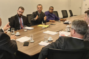 Grupo de representantes sindicais em mesa de reunião com representantes da presidência do TJMG. Entre os participantes estão o coordenador-geral do SINJUS, Alexandre Pires, e o diretor de Finanças do Sindicato, Felipe Rodrigues.