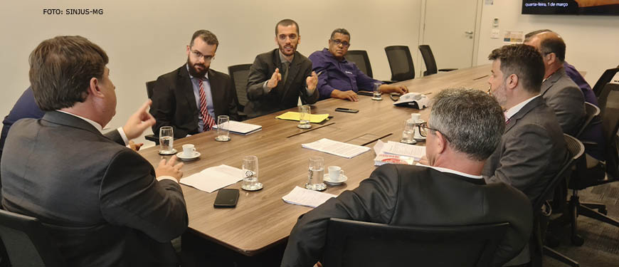 Grupo de representantes sindicais em mesa de reunião com representantes da presidência do TJMG. Entre os participantes estão o coordenador-geral do SINJUS, Alexandre Pires, e o diretor de Finanças do Sindicato, Felipe Rodrigues.