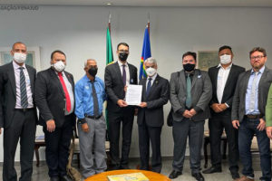 Foto de comitiva de várias entidades sindicais, entre eles o Diretor Jurídico do SINJUS-MG, Wagner Ferreira, o Secretário de Relações Institucionais do SINDSEMPMG, Eduardo Maia, e Alberto Ledur, da FENAMP e o senador Humberto Costa.