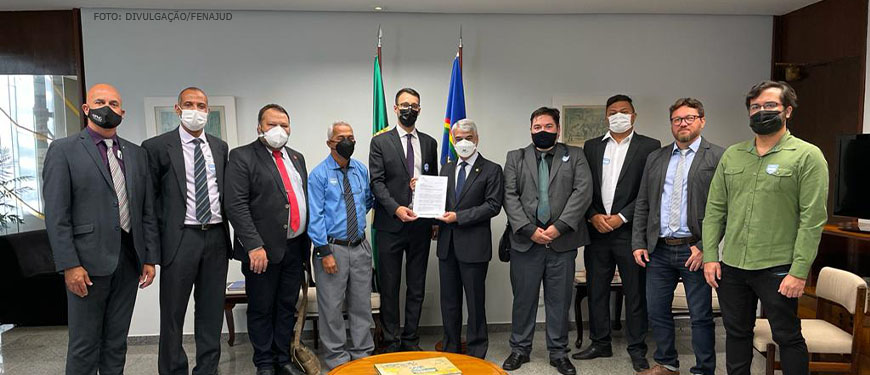 Foto de comitiva de várias entidades sindicais, entre eles o Diretor Jurídico do SINJUS-MG, Wagner Ferreira, o Secretário de Relações Institucionais do SINDSEMPMG, Eduardo Maia, e Alberto Ledur, da FENAMP e o senador Humberto Costa.