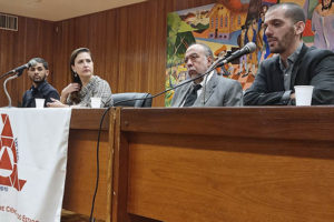 Mesa de abertura do Seminário Administração Pública, Direitos Humanos e Servidores, com a presença de Hermes Vilchez Guerrero (Diretor da Faculdade Direito da UFMG), Marcella Furtado de Magalhães Gomes (Coordenadora do Seminário e professora da UFMG), Pedro Henrique do Carmo Pires (Vice-presidente do CACE) e Alexandre Pires (Coordenador-Geral do SINJUS-MG)