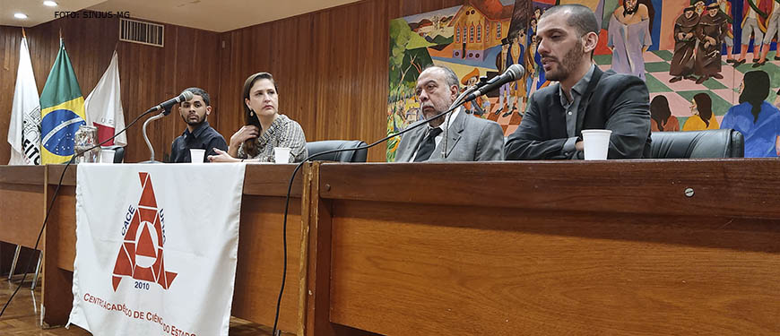 Mesa de abertura do Seminário Administração Pública, Direitos Humanos e Servidores, com a presença de Hermes Vilchez Guerrero (Diretor da Faculdade Direito da UFMG), Marcella Furtado de Magalhães Gomes (Coordenadora do Seminário e professora da UFMG), Pedro Henrique do Carmo Pires (Vice-presidente do CACE) e Alexandre Pires (Coordenador-Geral do SINJUS-MG)