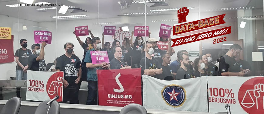 Foto de dirigentes do SINJUS e servidores ocupando a galeria do Plenarinho da ALMG com cartazes e faixas defendendo a aprovação da Data-Base 2022.