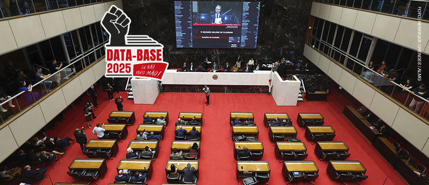 A imagem mostra o plenário da Assembleia Legislativa de Minas Gerais (ALMG) durante uma sessão, com deputados sentados e o telão exibindo a 1ª Reunião Solene do Plenário. O ambiente é imponente, com o tapete vermelho e o painel eletrônico em destaque. No canto superior direito, aparece o selo da campanha “Data-Base 2025 – Eu não abro mão!”, símbolo da mobilização sindical. Conteúdo textual: Pauta prioritária - SINJUS intensifica esforços pela Data-Base 2025 após início da sessão legislativa na ALMG.