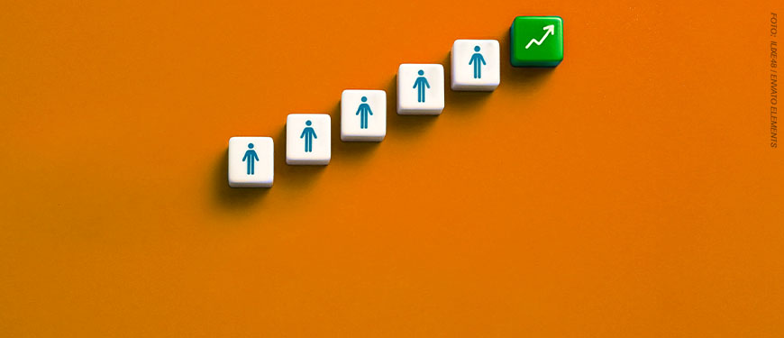 Imagem Acessível: A imagem traz uma composição com fundo alaranjado e uma fileira ascendente de blocos brancos com ícones de pessoas, finalizando com um bloco verde que exibe uma seta apontando para cima, simbolizando crescimento profissional e progressão na carreira. Conteúdo textual: Carreira - TJMG convoca candidatos à PV 2024 para retificação de documentos.