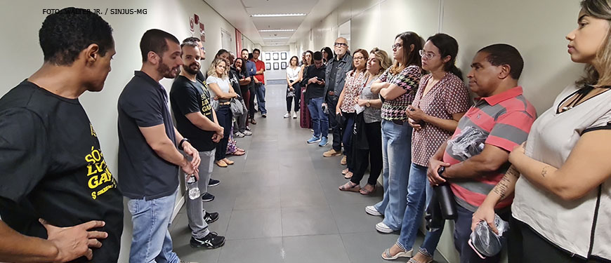 Montagem digital com dois registros das reuniões setoriais, na primeira há um corredor com pessoas enfileiradas lado a lado, uma fila está em frente à outra. Na segunda imagem, as pessoas estão reunidas em círculo em uma antessala. Nas duas imagens, as pessoas ouvem o coordenador-geral do SINJUS-MG, Alexandre Pires. Também estão presentes nas reuniões os diretores: Felipe Rodrigues ( dir. de Assuntos Jurídicos), Jonas Araújo (dir. de Assuntos Sociais, Culturais e de Saúde), Alexandre Gomes (dir. de Imprensa e Comunicação), Janaína Torres (dir. de Aposentados e Pensionistas) e Adriana Teodoro (dir. Administrativa).