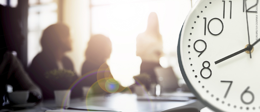 Arte com selo de “Urgente” no topo, informa no texto central que "sindicatos cobram nova reunião do GT de oito horas". A imagem mostra uma sala de reunião desfocada ao fundo e, em destaque, um relógio marcando as horas, simbolizando o tema da jornada de trabalho.