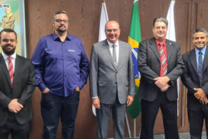 Grupo de 5 homens brancos vestidos socialmente em reunião de dirigentes sindicais com o presidente do TJMG, o desembargador José Arthur Filho que está no centro da imagem.