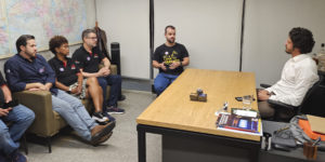 A imagem registra a reunião na ALMG entre dirigentes do SINJUS, SERJUSMIG e SINDSEMP/MG e o parlamentar Doorgal Andrada, reforçando a cobrança por celeridade na análise do projeto da Data-Base 2025.