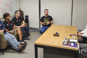 A imagem registra a reunião na ALMG entre dirigentes do SINJUS, SERJUSMIG e SINDSEMP/MG e o parlamentar Doorgal Andrada, reforçando a cobrança por celeridade na análise do projeto da Data-Base 2025.