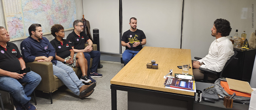 A imagem registra a reunião na ALMG entre dirigentes do SINJUS, SERJUSMIG e SINDSEMP/MG e o parlamentar Doorgal Andrada, reforçando a cobrança por celeridade na análise do projeto da Data-Base 2025.