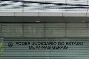 : Foto diurna da fachada do prédio do TJ na unidade Santo Agostinho.