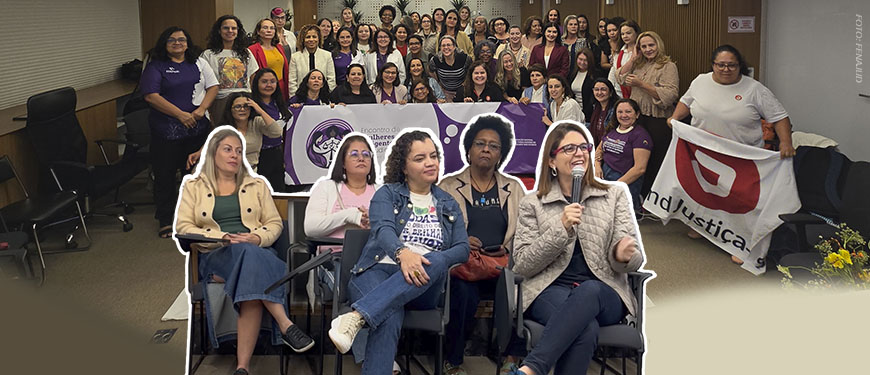 A imagem mostra uma grande reunião de mulheres sindicalistas em um auditório, com bandeiras de diversos sindicatos estendidas no chão. Ao centro, destaca-se a faixa do Encontro de Mulheres Dirigentes Sindicais da FENAJUD. Na parte inferior, em destaque, cinco mulheres do SINJUS-MG sentadas participam ativamente das discussões. O texto informa que o Núcleo das Mulheres do SINJUS foi destaque neste encontro nacional de sindicalistas.