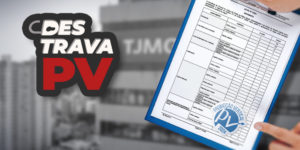 imagem mostra ao fundo em preto e branco e desfocado a fachada do prédio do TJMG. Sobre a foto, a mão de uma pessoa segurando uma prancheta com a página de um documento. Em destaque, o texto diz: “Após negociações com sindicatos, TJMG publica apontamento de vagas da PV 2024”. Na parte inferior esquerda, há a o selo da campanha “destrava PV” em letras grandes. Também aparece um selo azul com “Promoção Vertical PV 2024” no canto. No rodapé, há o logotipo do SINJUS.
