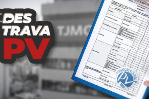 imagem mostra ao fundo em preto e branco e desfocado a fachada do prédio do TJMG. Sobre a foto, a mão de uma pessoa segurando uma prancheta com a página de um documento. Em destaque, o texto diz: “Após negociações com sindicatos, TJMG publica apontamento de vagas da PV 2024”. Na parte inferior esquerda, há a o selo da campanha “destrava PV” em letras grandes. Também aparece um selo azul com “Promoção Vertical PV 2024” no canto. No rodapé, há o logotipo do SINJUS.