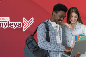 fundo vermelho com destaque para o logo da Faculdade Unyleya e dois estudantes: um jovem negro com mochila e segurando um notebook e uma jovem de pele clara ao lado vendo a tela e segurando alguns livros.