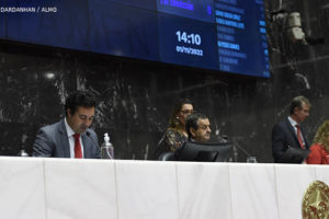 Deputados analisam proposições em mesa diretiva do Plenário da ALMG. Em destaque estão os deputados Cristiano Silveira, Antonio Carlos Arantes e Beatriz Cerqueira.