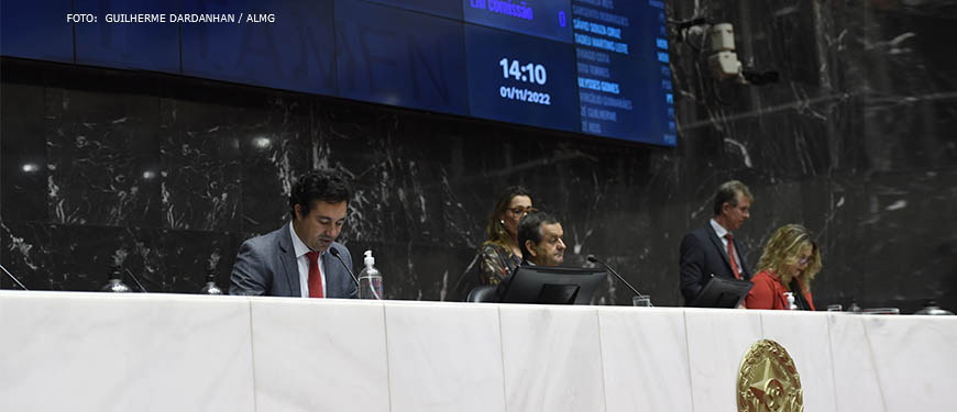 Deputados analisam proposições em mesa diretiva do Plenário da ALMG. Em destaque estão os deputados Cristiano Silveira, Antonio Carlos Arantes e Beatriz Cerqueira.