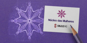 Convite para o primeiro encontro do ano do Núcleo das Mulheres (NM) do SINJUS-MG, no topo há um chamado “Venha construir um NM mais plural!” O fundo é roxo e com elementos gráficos em tons claros de lilás. No centro, há uma ilustração de figuras femininas interligadas em círculo, no estilo de um esboço. O evento será no dia 9 de fevereiro (segunda-feira), às 19h, no Espaço Lea Leda (Av. João Pinheiro, 39 – 10º andar). A mensagem final incentiva o engajamento: “Participe e traga suas ideias!”