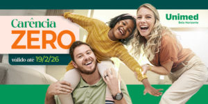 Imagem Acessível: A imagem traz um clima leve e acolhedor, com uma família sorridente em um ambiente doméstico iluminado, simbolizando saúde, bem-estar e tranquilidade. Em destaque, o texto anuncia: “Carência Zero – válido até 19/2/26”. Na base da arte, outro texto informa que os filiados do SINJUS podem contratar os planos estaduais Unipart ou Unimax da Unimed Belo Horizonte sem período de carência até a data limite anunciada. Abaixo, estão presentes as logomarcas do SINJUS-MG e da Unimed BH.