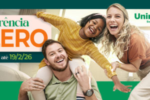 Imagem Acessível: A imagem traz um clima leve e acolhedor, com uma família sorridente em um ambiente doméstico iluminado, simbolizando saúde, bem-estar e tranquilidade. Em destaque, o texto anuncia: “Carência Zero – válido até 19/2/26”. Na base da arte, outro texto informa que os filiados do SINJUS podem contratar os planos estaduais Unipart ou Unimax da Unimed Belo Horizonte sem período de carência até a data limite anunciada. Abaixo, estão presentes as logomarcas do SINJUS-MG e da Unimed BH.