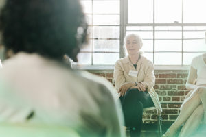 Imagem Acessível: A imagem mostra um grupo de pessoas sentadas em círculo, em ambiente acolhedor e iluminado, durante a prática voltada ao bem-estar. O texto em destaque convida à participação em mentoria promovida pelo SINJUS sobre neurociência respiratória e breathwork, associando a iniciativa ao cuidado com a saúde mental e ao desenvolvimento pessoal por meio de técnicas de respiração consciente.