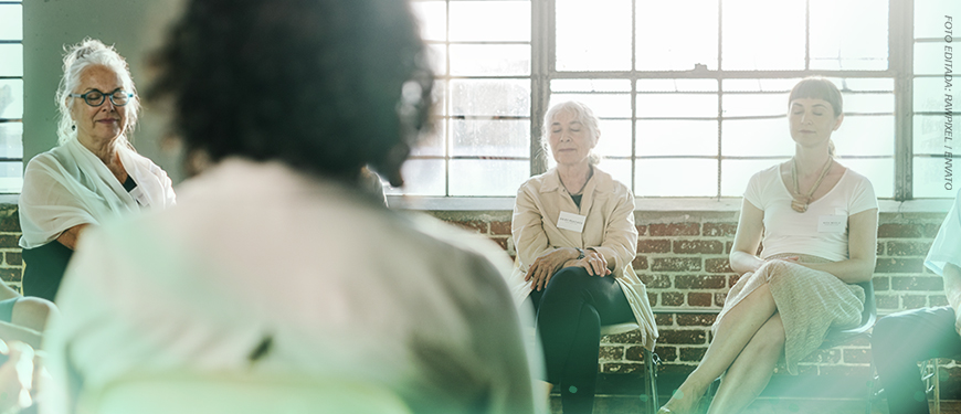 Imagem Acessível: A imagem mostra um grupo de pessoas sentadas em círculo, em ambiente acolhedor e iluminado, durante a prática voltada ao bem-estar. O texto em destaque convida à participação em mentoria promovida pelo SINJUS sobre neurociência respiratória e breathwork, associando a iniciativa ao cuidado com a saúde mental e ao desenvolvimento pessoal por meio de técnicas de respiração consciente.
