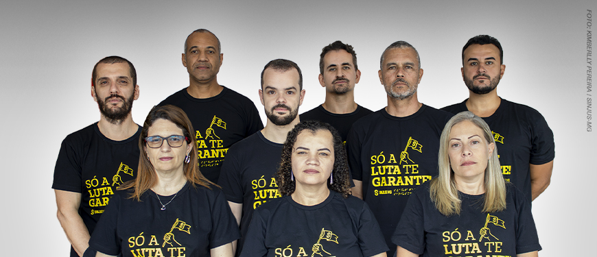 A imagem traz os integrantes da chapa 1 alinhados em um fundo neutro, vestindo camisetas com a frase “Só a luta te garante”, reforçando a identidade de mobilização e defesa da categoria. Estão na foto: Coordenação-Geral — Felipe Rodrigues e Rodrigues do Carmo; Diretoria Administrativa — Alexandre Paulo Pires da Silva; Diretoria de Acessibilidade e Inclusão — Wagner de Jesus Ferreira; Diretoria de Aposentados e Pensionistas — Janaína Torres Barbosa; Diretoria de Assuntos Jurídicos — Fellipe Rocha Tomanini Passaglio; Diretoria de Assuntos Sociais, Culturais e de Saúde — Patrícia Maria de Oliveira; Diretoria de Finanças — Alex Aguiar de Figueiredo; Diretoria de Formação e Política Sindical — Alexandre Furtado de Magalhães Gomes; Diretoria de Imprensa e Comunicação — Adriana Gonçalves Mota Teodoro