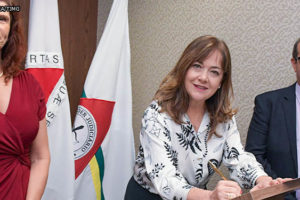 Imagem Acessível: Desembargadora Shirley Fenzi Bertão, presidente em exercício Ana Paula Nannetti Caixeta e o juiz auxiliar da 3ª vice-presidência, Marcus Vinícius Mendes do Valle.