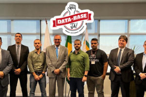 No centro da imagem está o presidente do Tribunal de Justiça, Desembargador José Arthur Filho, ao lado dele estão os representantes do SINJUS-MG, Alexandre Pires (coordenador-geral) e Felipe Rodrigues (diretor de Assuntos Jurídicos). Também estão presentes os dirigentes do Sindojus/MG e Serjusmig além de outros membros da direção do TJMG.