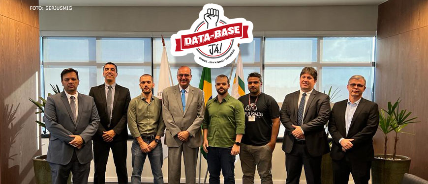 No centro da imagem está o presidente do Tribunal de Justiça, Desembargador José Arthur Filho, ao lado dele estão os representantes do SINJUS-MG, Alexandre Pires (coordenador-geral) e Felipe Rodrigues (diretor de Assuntos Jurídicos). Também estão presentes os dirigentes do Sindojus/MG e Serjusmig além de outros membros da direção do TJMG.