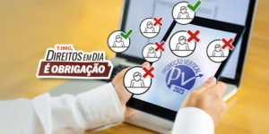 A imagem mostra uma pessoa segurando um tablet com o símbolo da PV 2023 na tela. Ao fundo, aparece um notebook desfocado. A composição é preenchida por ícones de pessoas com marcações de “✔” e “✘”, representando aprovados e não aprovados. Ao centro, um selo da campanha diz: “TJMG, direitos em dia é obrigação”.