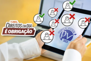 A imagem mostra uma pessoa segurando um tablet com o símbolo da PV 2023 na tela. Ao fundo, aparece um notebook desfocado. A composição é preenchida por ícones de pessoas com marcações de “✔” e “✘”, representando aprovados e não aprovados. Ao centro, um selo da campanha diz: “TJMG, direitos em dia é obrigação”.