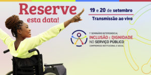 A imagem anuncia o 1º Seminário Intersindical Inclusão e Dignidade no Serviço Público: Compromisso Institucional e Social. À esquerda, aparece a foto de uma mulher sorridente em cadeira de rodas, de braços erguidos em sinal de celebração. Em destaque, a frase: “Reserve esta data! 19 e 20 de setembro – Transmissão ao vivo”. O convite reforça a participação na construção coletiva da Pauta de Reivindicações das pessoas com deficiência no serviço público. Na parte inferior, estão os logotipos do SINJUS-MG, SERJUSMIG, SINDOJUS-MG e SINDSEMP-MG.