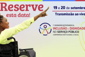 A imagem anuncia o 1º Seminário Intersindical Inclusão e Dignidade no Serviço Público: Compromisso Institucional e Social. À esquerda, aparece a foto de uma mulher sorridente em cadeira de rodas, de braços erguidos em sinal de celebração. Em destaque, a frase: “Reserve esta data! 19 e 20 de setembro – Transmissão ao vivo”. O convite reforça a participação na construção coletiva da Pauta de Reivindicações das pessoas com deficiência no serviço público. Na parte inferior, estão os logotipos do SINJUS-MG, SERJUSMIG, SINDOJUS-MG e SINDSEMP-MG.