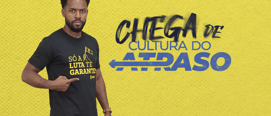 Arte de mobilização do SINJUS com fundo amarelo texturizado. À esquerda, homem negro, de cabelo curto e barba, veste camiseta preta com a frase “Só a luta te garante!” e aponta para a estampa. Ao centro, aparece o destaque “Chega de cultura do atraso”.Conteúdo textual: MOBILIZAÇÃO - SINJUS convoca categoria para acompanhar sessão do OE na próxima 4ªf.