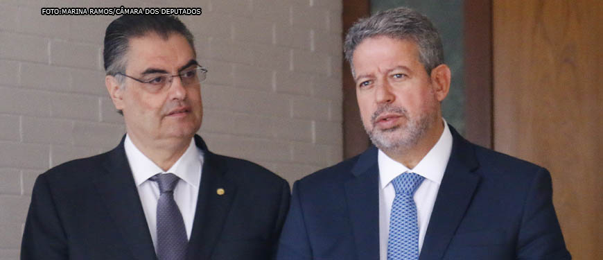 Registro de entrevista Coletiva de Imprensa com o Dep. Arthur Lira ao microfone (PP-AL) , ele é um homem branco de cabelos grisalhos e curtos e usa uma barba curta, ele está vestido socialmente. Ao lado de Arthur Lira estão os deputados Lafayette de Andrada (REPUBLICANOS - MG) e Danilo Forte (UNIÃO - CE), os dois são homens brancos, vestem trajes sociais e tê cabelos curtos e castanhos escuros. Conteúdo textual: Reforma Administrativa - Lira diz que pode retomar discussão sobre PEC 32 na próxima semana; se reeleito, Bolsonaro pode acelerar aprovação