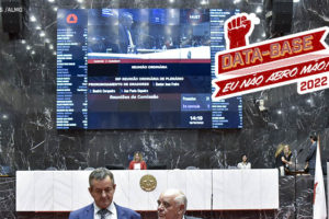 Vista do plenário da ALMG, à frente, está uma aplicação digital do selo da campanha "Data-Base, eu não abro mão - 2022"