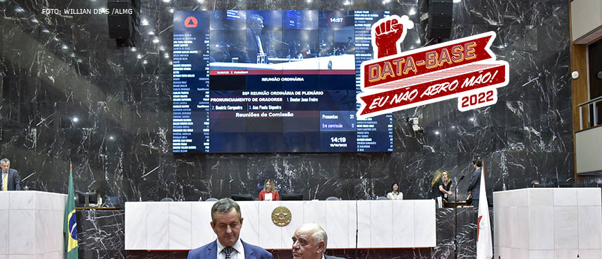Vista do plenário da ALMG, à frente, está uma aplicação digital do selo da campanha "Data-Base, eu não abro mão - 2022"