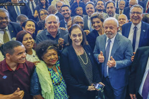 Diversos representantes sindicais e da sociedade civil posam junto do Presidente Lula na sessão inaugural do Conselho de Desenvolvimento Econômico Social Sustentável (CDESS) da Presidência da República. Entre os representantes está João Domingos Gomes dos Santos, presidente da Confederação dos Servidores Públicos do Brasil (CSPB) que foi empossado como membro titular do CDESS.