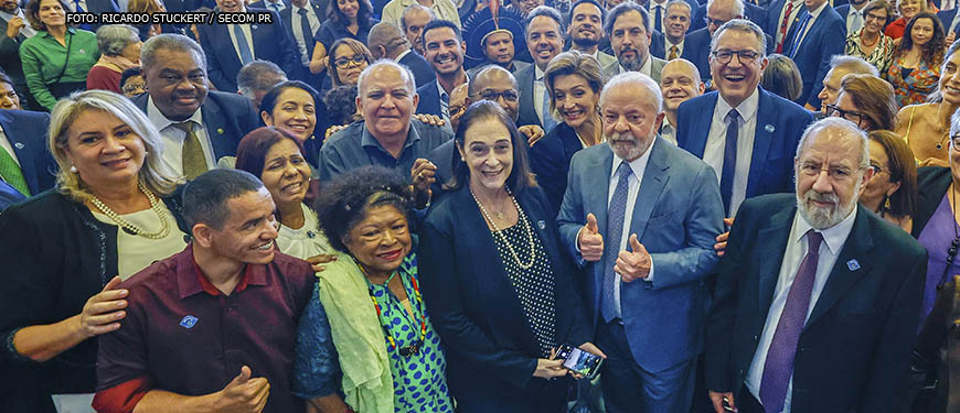 Diversos representantes sindicais e da sociedade civil posam junto do Presidente Lula na sessão inaugural do Conselho de Desenvolvimento Econômico Social Sustentável (CDESS) da Presidência da República. Entre os representantes está João Domingos Gomes dos Santos, presidente da Confederação dos Servidores Públicos do Brasil (CSPB) que foi empossado como membro titular do CDESS.