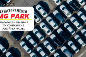 Vista aérea de um estacionamento com diversos carros estacionados. Conteúdo textual: DESCONTOS - SINJUS amplia convênio com estacionamento MG Park.