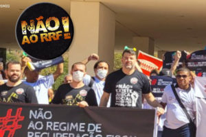 Grupo de manifestantes da 'Frente de Sindicatos do Funcionalismo contra o RRF' estão em frente à Cidade Administrativa, sede do Governo de MG. Eles estão com faixas de protesto contra o Regime de Recuperação Fiscal. Neste grupo estão dirigentes sindicais do SINJUS- MG, Alexandre Pires (coordenador-geral) e Felipe Rodrigues (diretor de finanças).