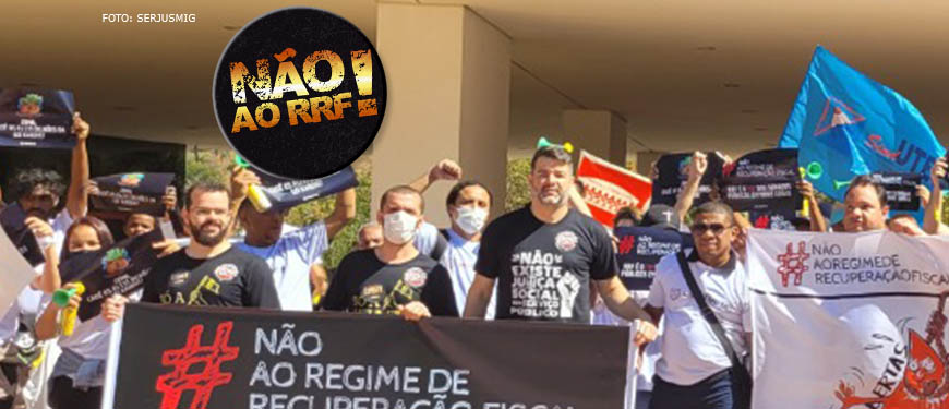 Grupo de manifestantes da 'Frente de Sindicatos do Funcionalismo contra o RRF' estão em frente à Cidade Administrativa, sede do Governo de MG. Eles estão com faixas de protesto contra o Regime de Recuperação Fiscal. Neste grupo estão dirigentes sindicais do SINJUS- MG, Alexandre Pires (coordenador-geral) e Felipe Rodrigues (diretor de finanças).