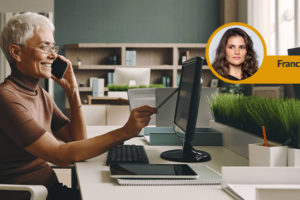 Imagem Acessível: Mulher de cabelos grisalhos, usando óculos e blusa marrom, sorri enquanto fala ao celular e mexe no computador em um escritório moderno. No topo da imagem, há uma foto da advogada Francine Cadó, com o nome dela e a palavra “Advogada” em destaque. A imagem contém o título do artigo: “Saiba quando o servidor pode receber o abono de permanência”.
