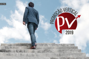 Homem de terno azul subindo uma escada que avança para o alto, rumo ao céu. Ao lado está uma arte relativa à Promoção Vertical 2019.