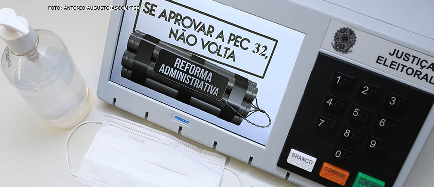 Urna eletrônica com a aplicação digital da seguinte frase na tela do equipamento: Se aprovar a PEC 32, não volta.