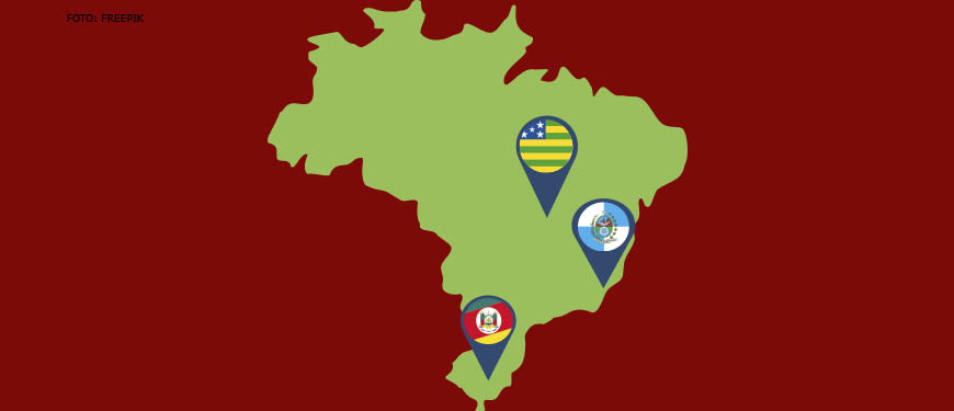 Imagem do mapa do Brasil no tom de verde, com um fundo vermelho escuro, no mapa há o destaque dos estados Goiás, Rio de Janeiro e Rio Grande do sul, representados pelas suas respectivas bandeiras, em um ícone de localização na cor azul.