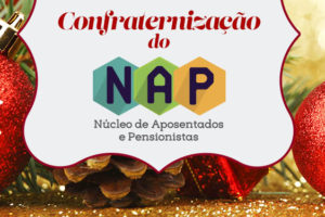 Imagem remetendo a comemorações natalinas com bolas vermelhas de árvore de Natal e pinhas. Ao centro, em destaque, tem-se a logo do Núcleo de Aposentados e Pensionistas do SINJUS.